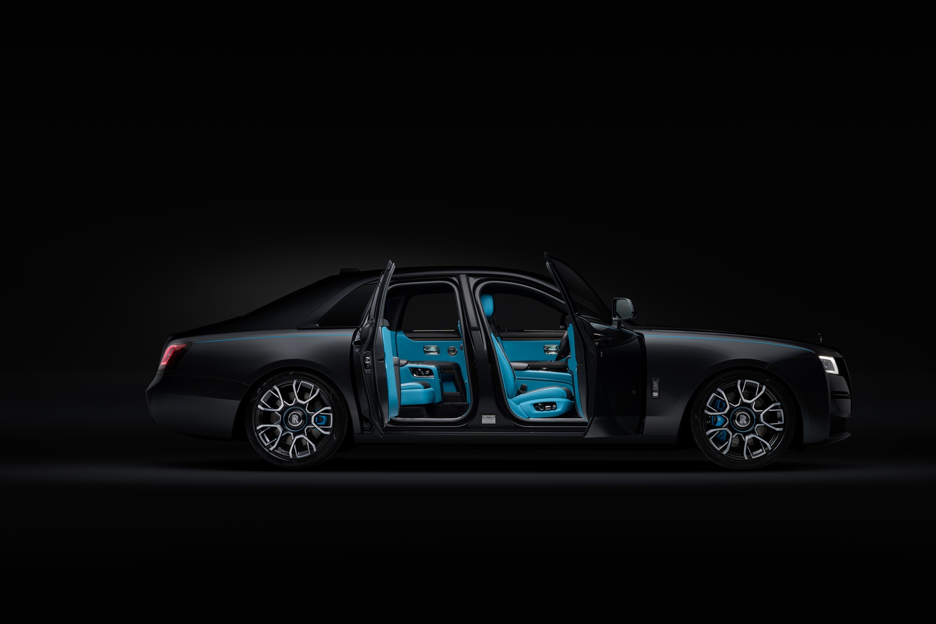 ROLLS-ROYCE BLACK BADGE GHOST: ЧИСТЕЙШЕЕ ВОПЛОЩЕНИЕ ДУХА BLACK BADGE