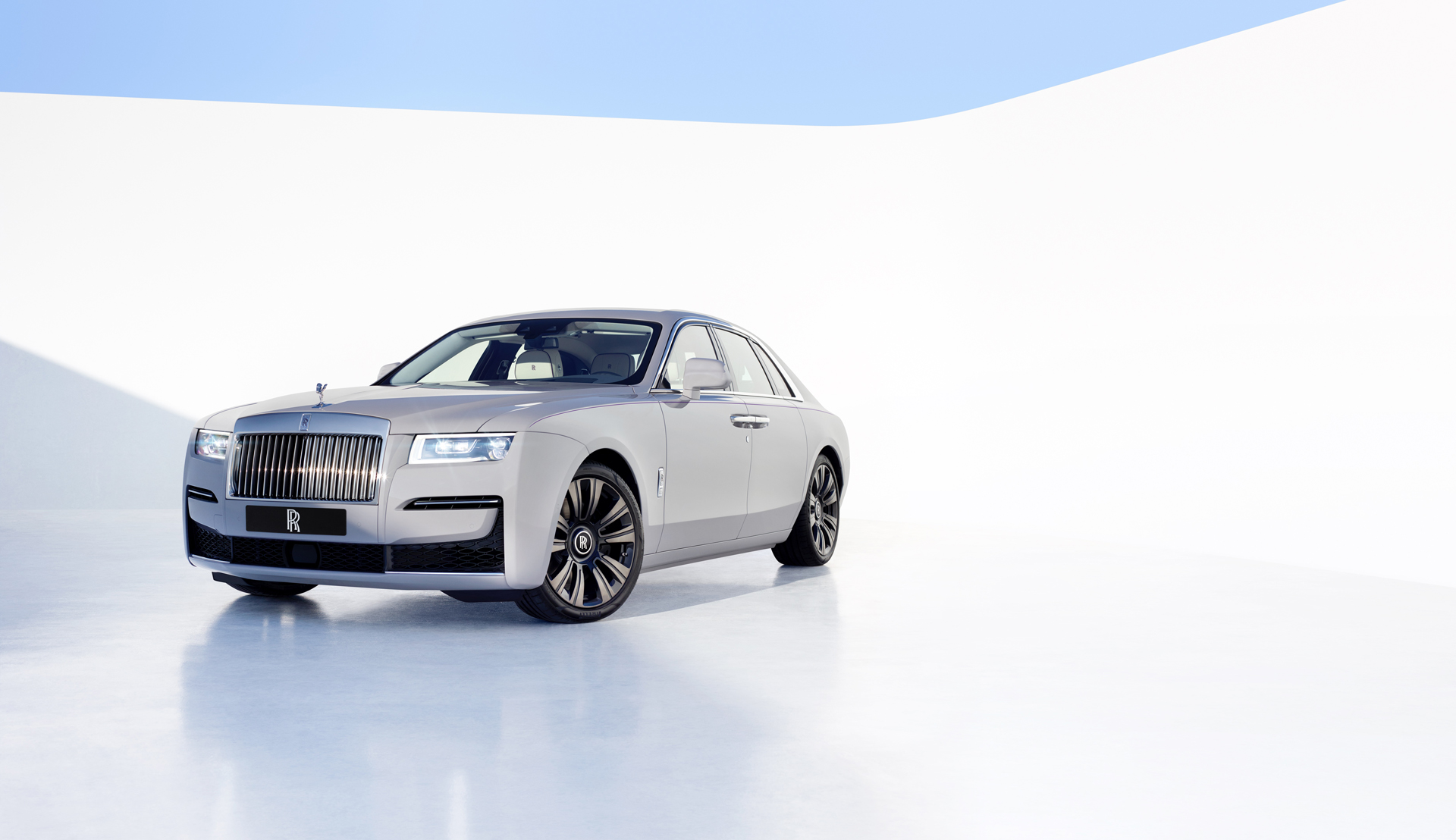 Представлена новая. Новый Роллс Ройс 2021. Rolls Royce Ghost 2022 Москва. Rolls Royce narxi. Rolls Royce Ghost Grey Orange 2022.