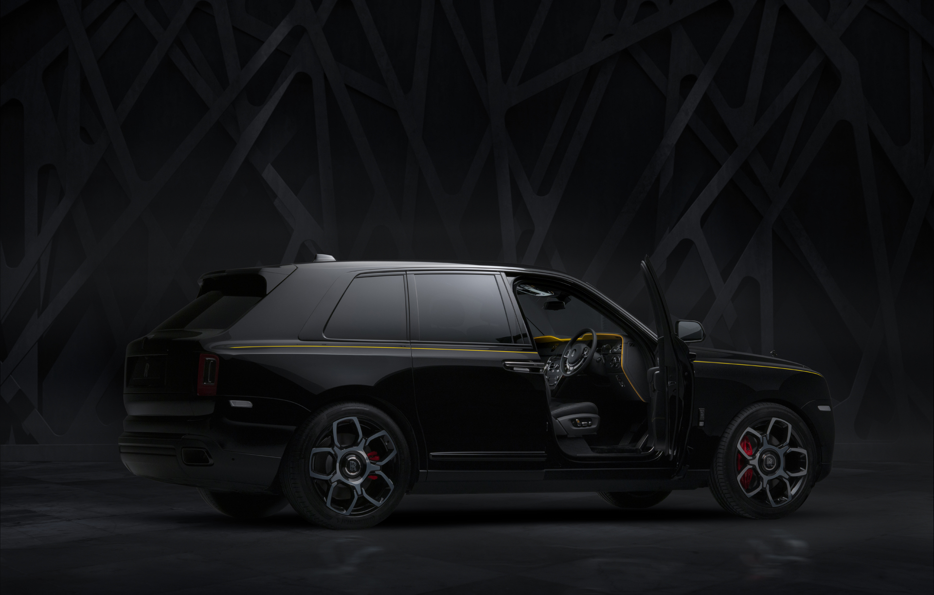 Новый Rolls-Royce Cullinan Black Badge 2023-2024 в Роллс-Ройс Авилон Москва